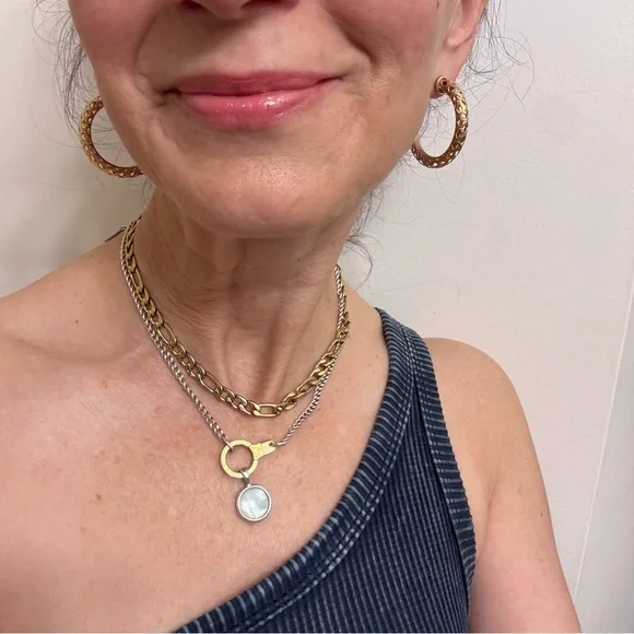 Vintage Elegant Gold Hoop Earrings - Picture 3 of 4